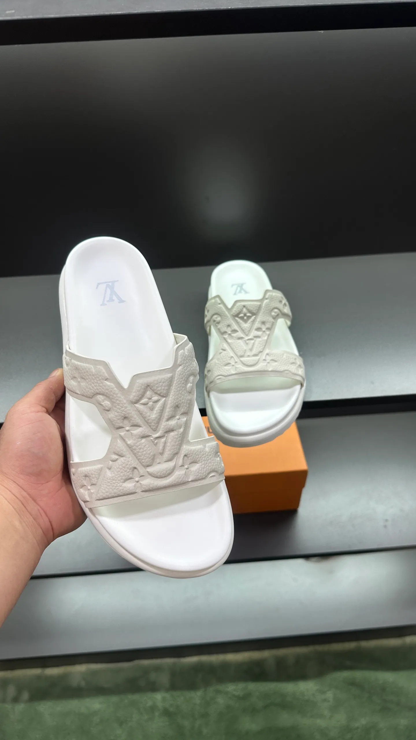 P320 🔍LV Men's Spring and Summer Slippers Counter Synchronization. The uppers are imported cowhide fabric from Italy, with logo graphics and high-quality craftsmanship. The soles are: original soles specially provided by the original factory. The exclusive movable molded soles are super comfortable. The original factory follows the order. 🔍🔍High quality. You can enter and leave the counter at will. Welcome to compare. Code number 38-45 No. 058
